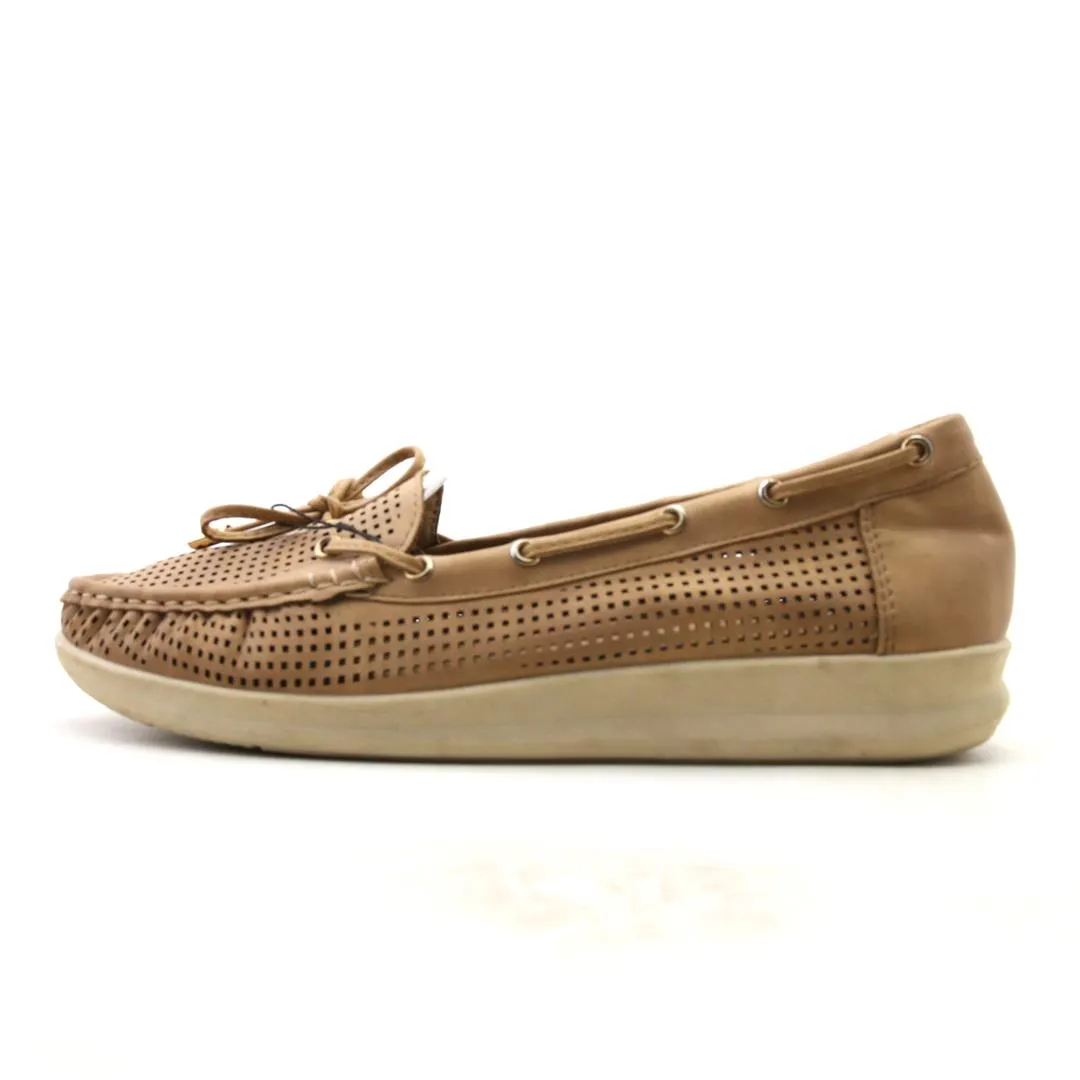 Casual Outfits Shoes GLORIA VANDERBILT .