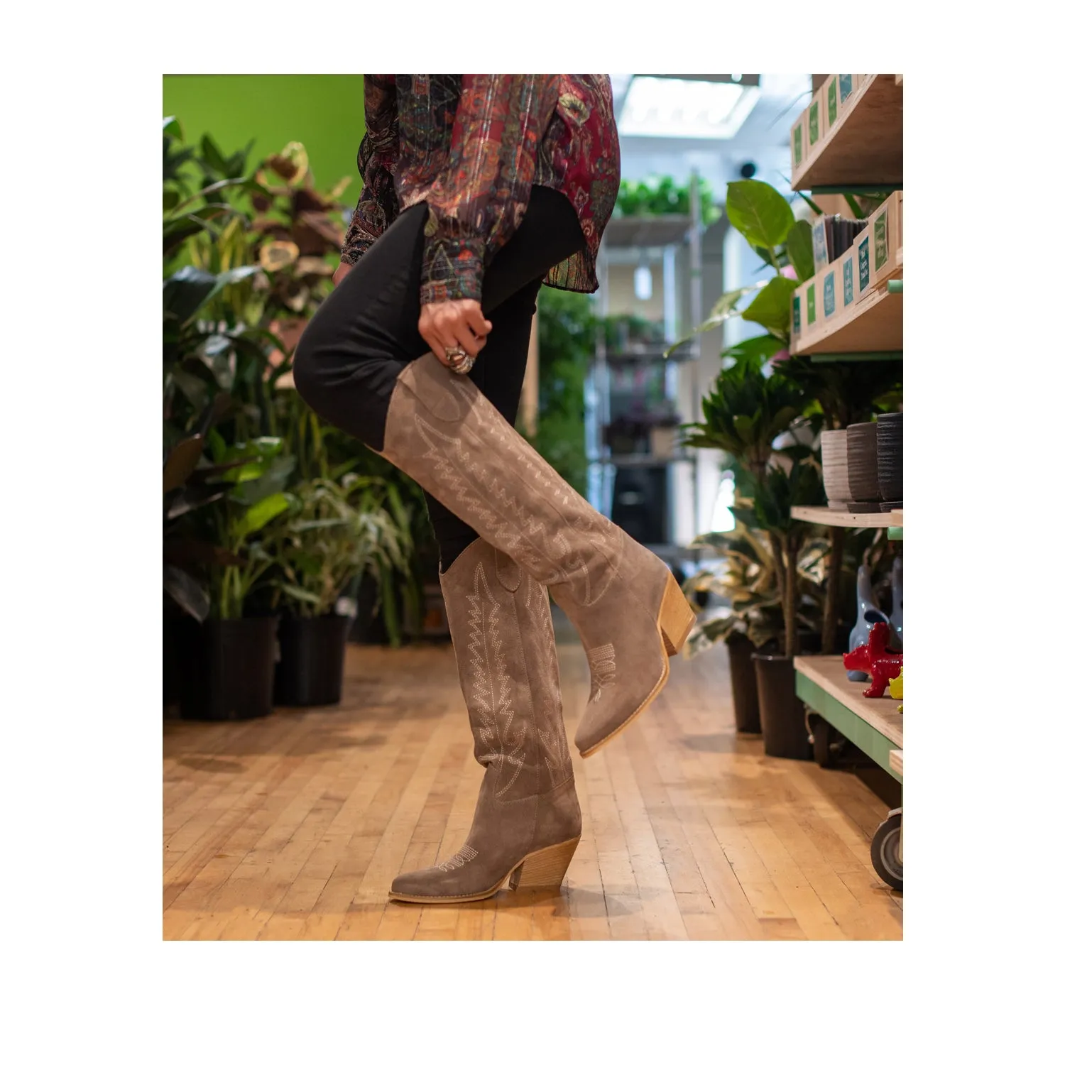 Shoes Adidas Bounce Kali Shoes Women's Dallas Texan Boot in Taupe Suede