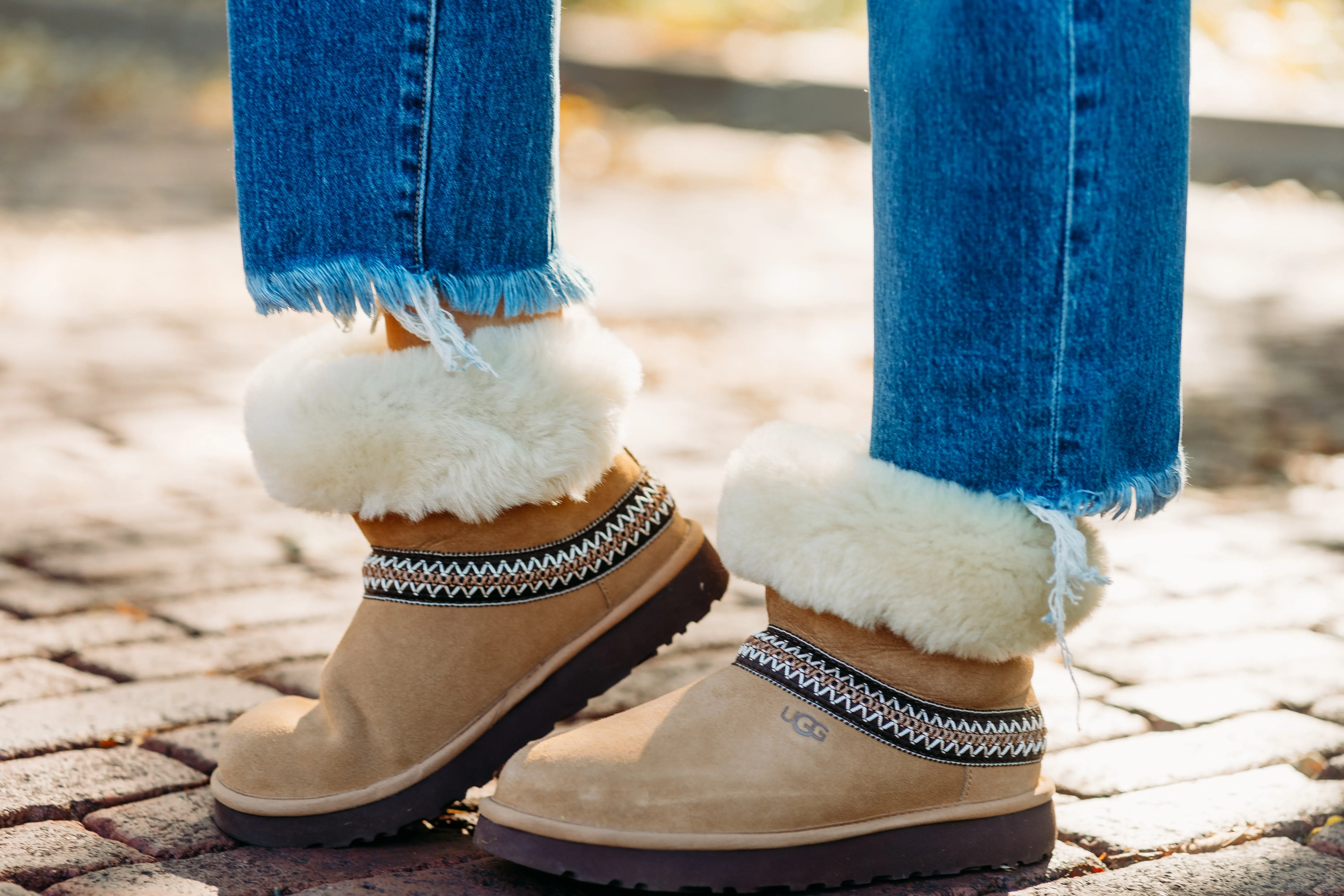 Adidas Designer Shoes Ugg: Classic Short Crescent in Chestnut 1161770-CHE