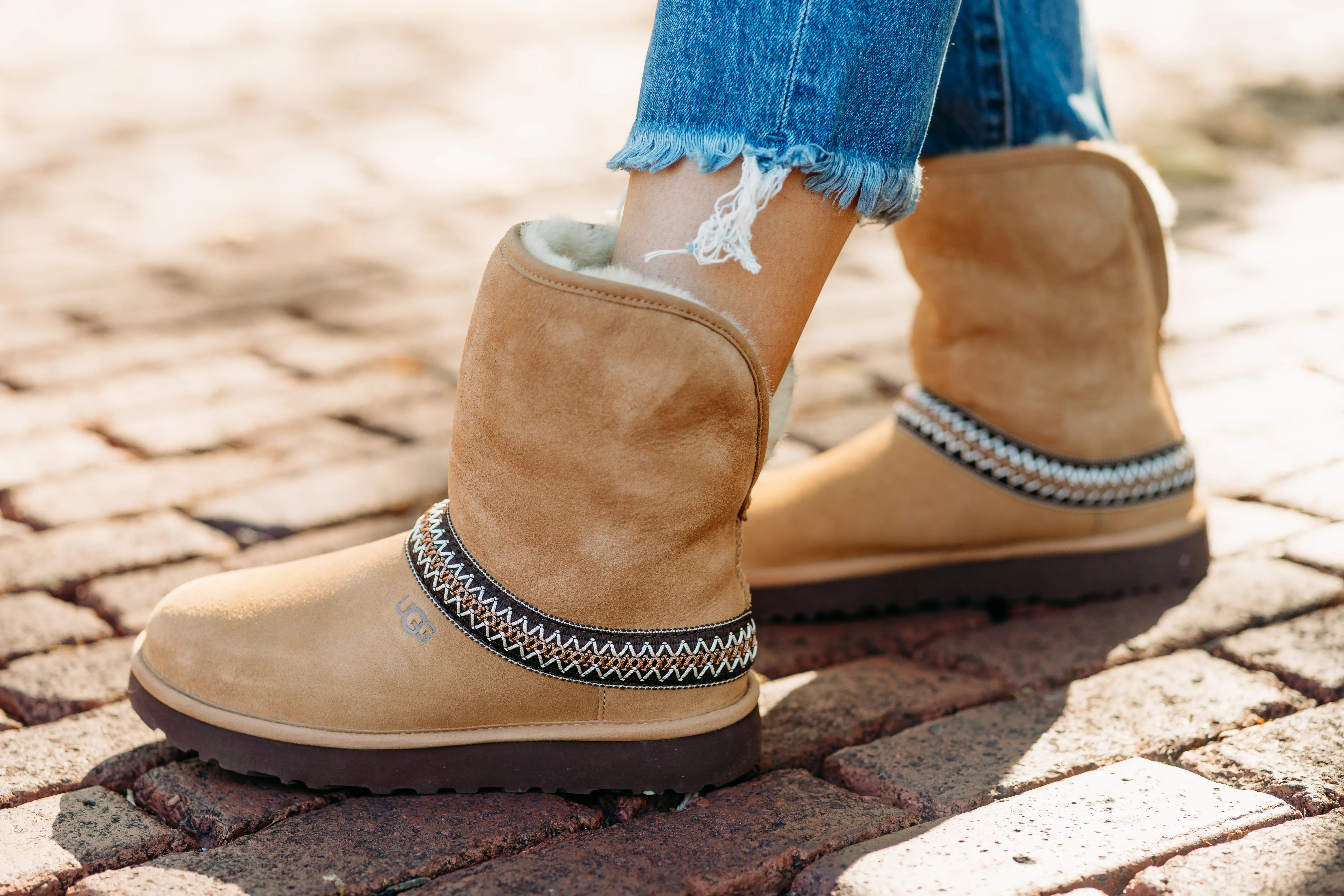 Ugg: Classic Short Crescent in Chestnut 1161770-CHE Adidas Soccer Shoes F50