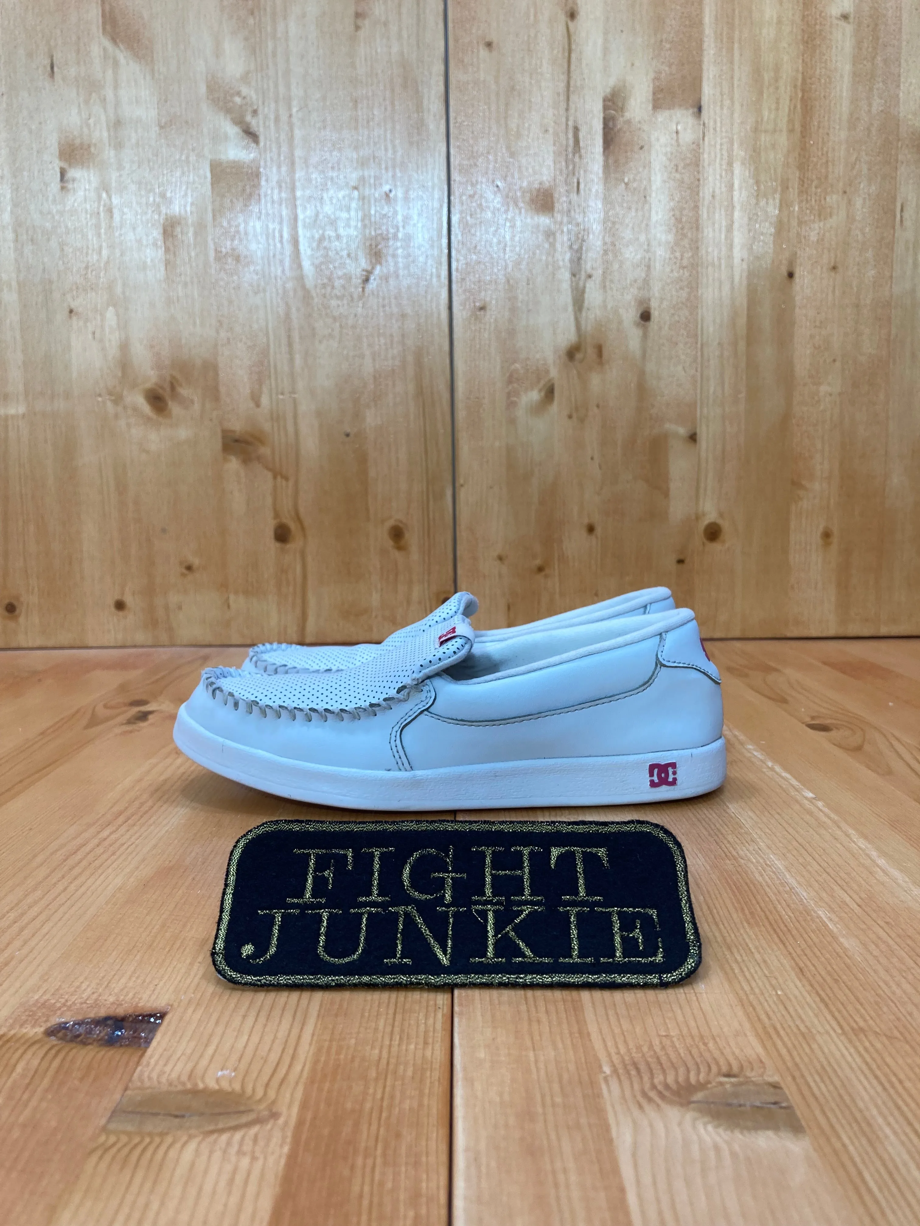 DC VILLAIN Youth Size 5 Casual Slip On Leather Skateboarding Shoes Sneakers White Sherpa Clog Slippers