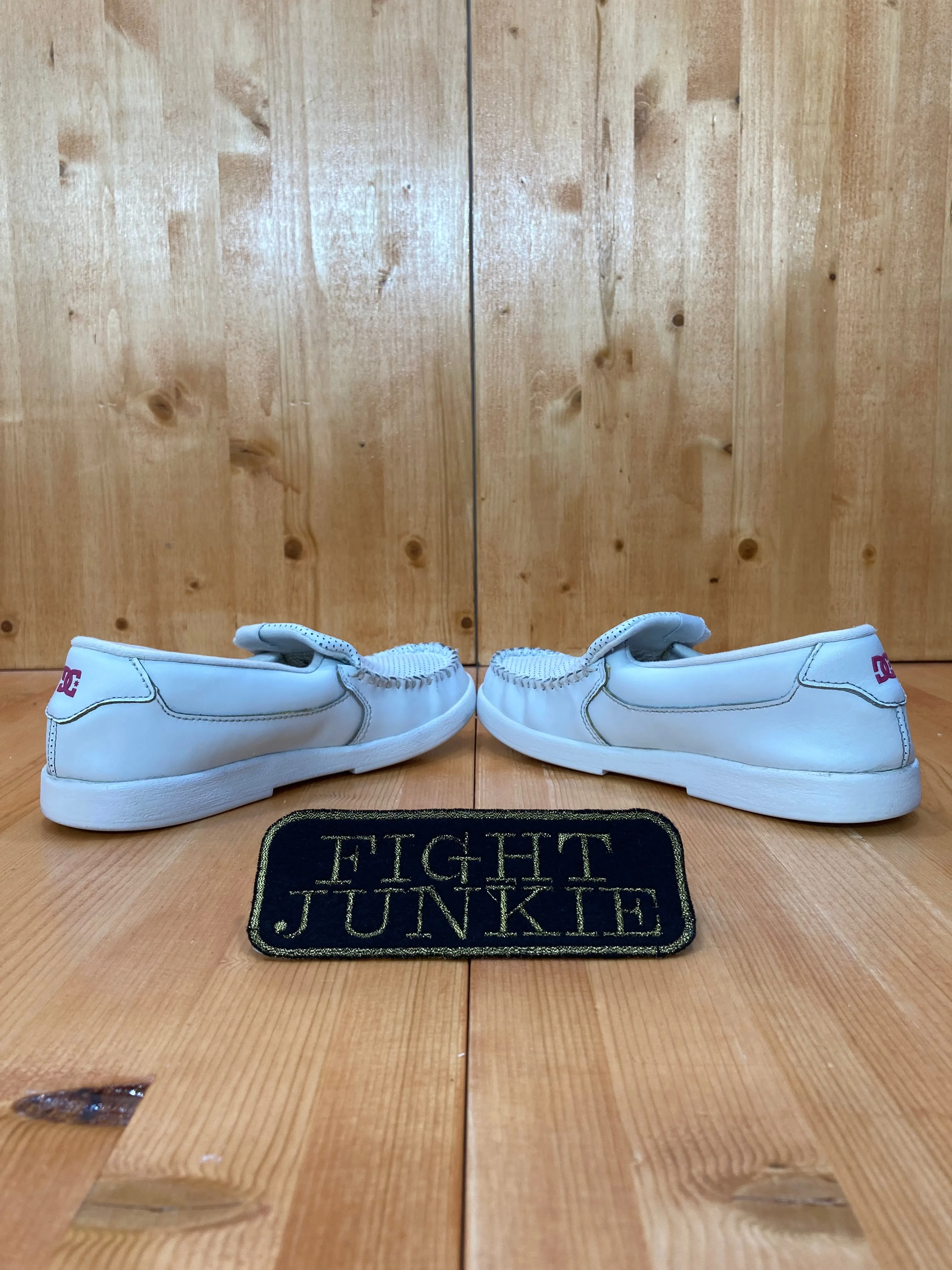 DC VILLAIN Youth Size 5 Casual Slip On Leather Skateboarding Shoes Sneakers White Tabi Slides