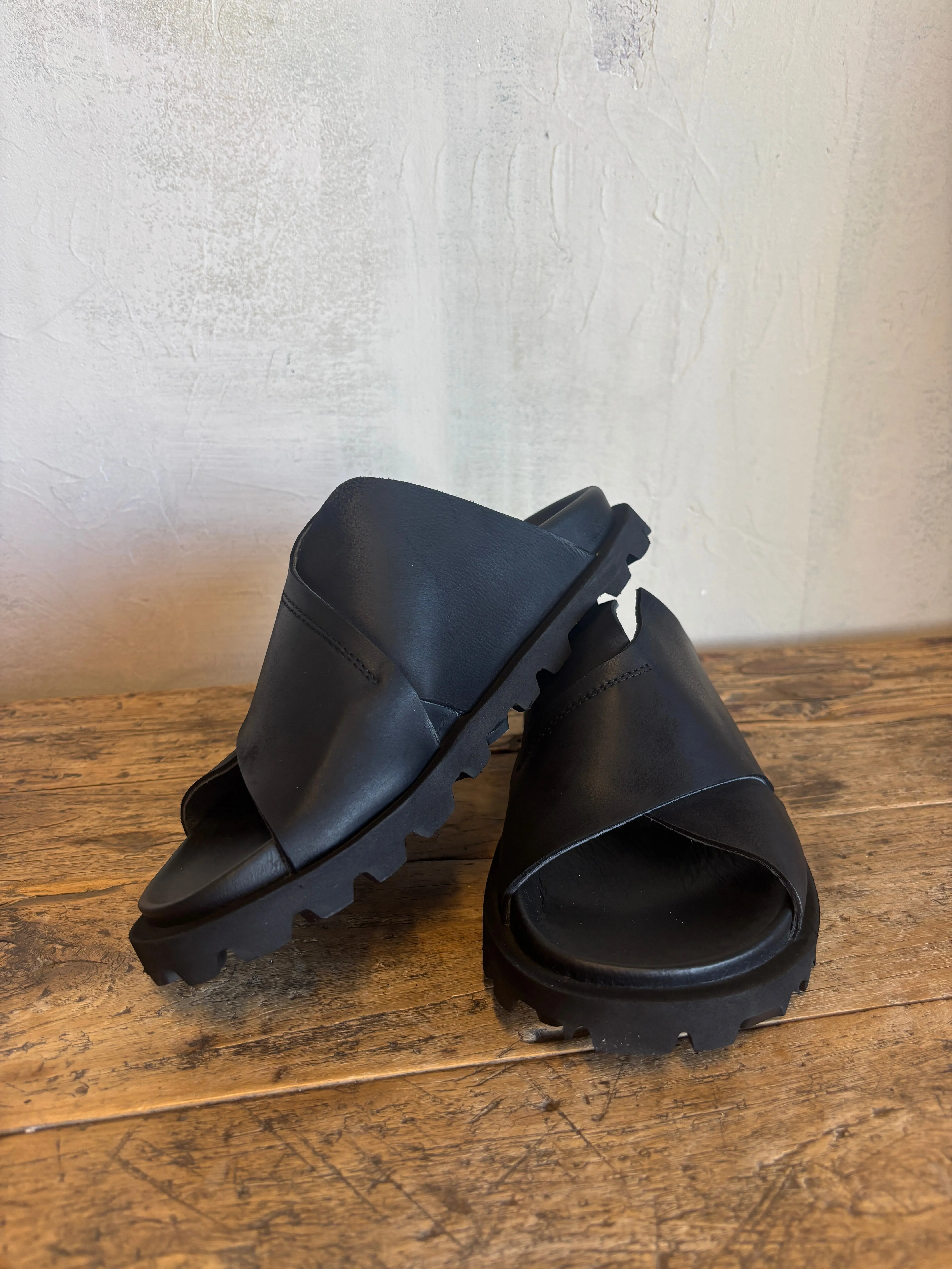 Asics Track Club Shoes Crossed Leather Slide in Nero