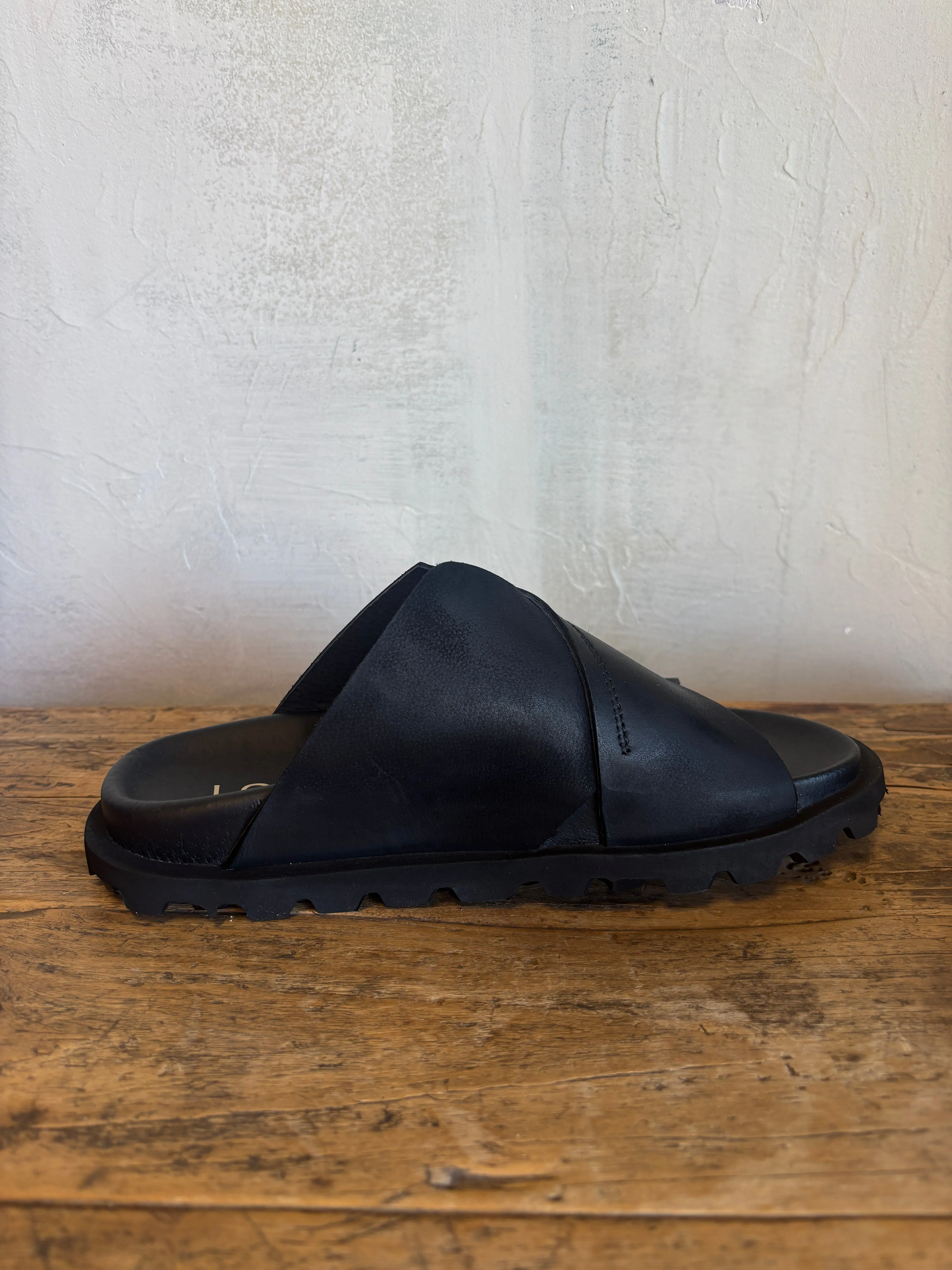 Asics Shoes For Neutral Runners Crossed Leather Slide in Nero