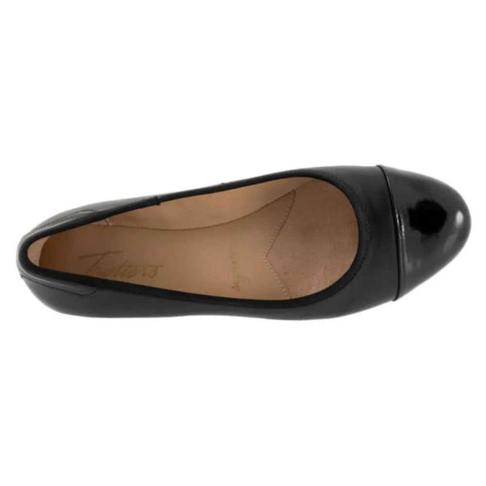 Trotters Clara Black Leather Flat (Women's)