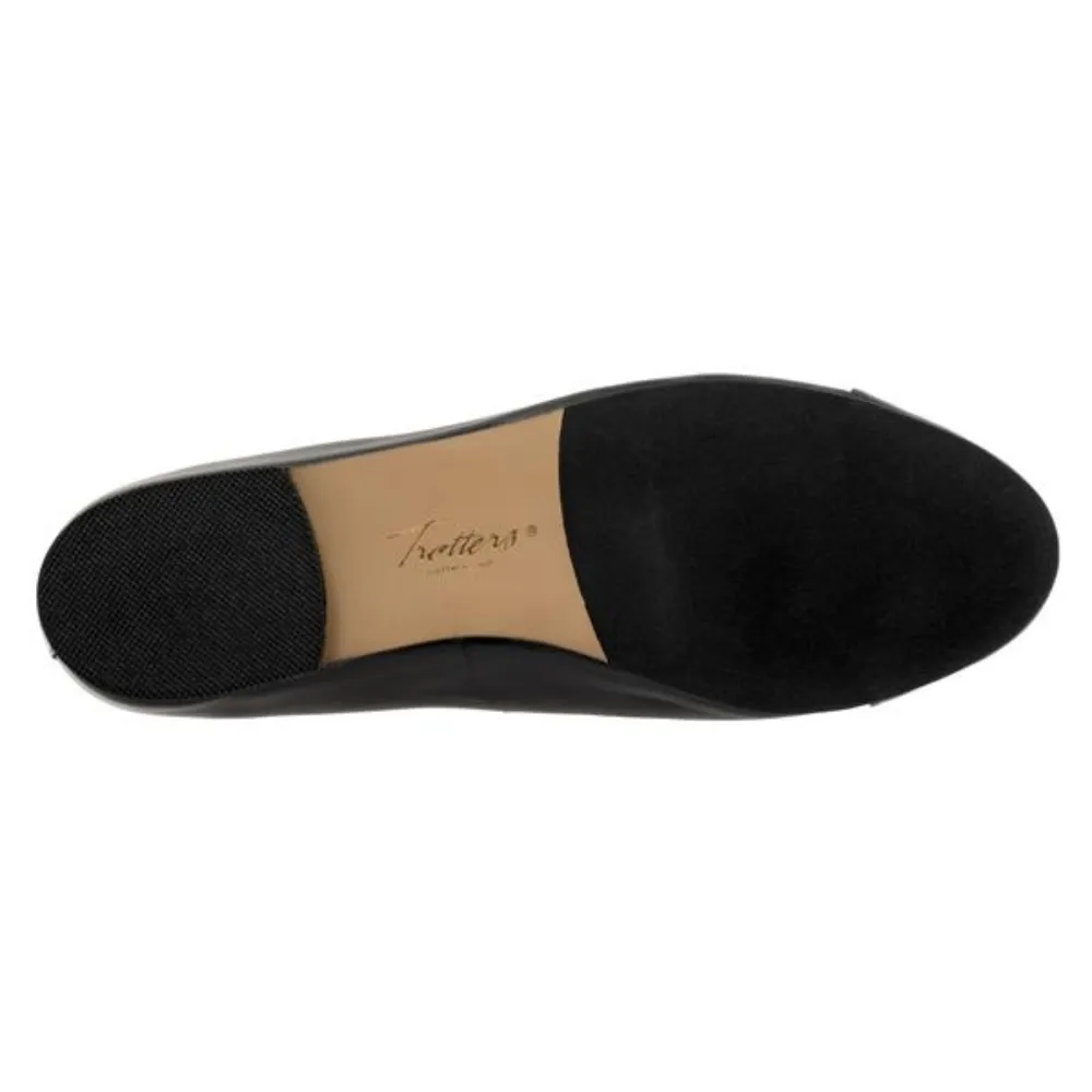 Trotters Clara Black Leather Flat (Women's)